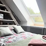 Проживание в семье Maison Menadel *